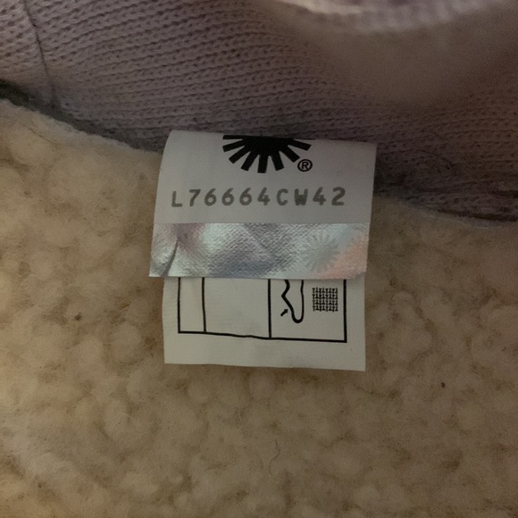 UGG slippers (used lightly) with original bag - Picture 6 of 8